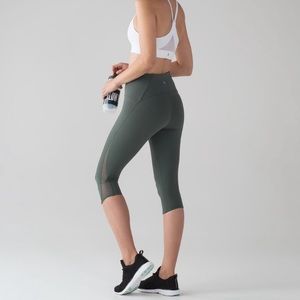 Lulu Lemon Train Times Crop in Forest Green size 8